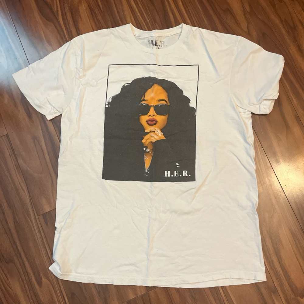H.E.R. Men’s Graphic White T-Shirt size large